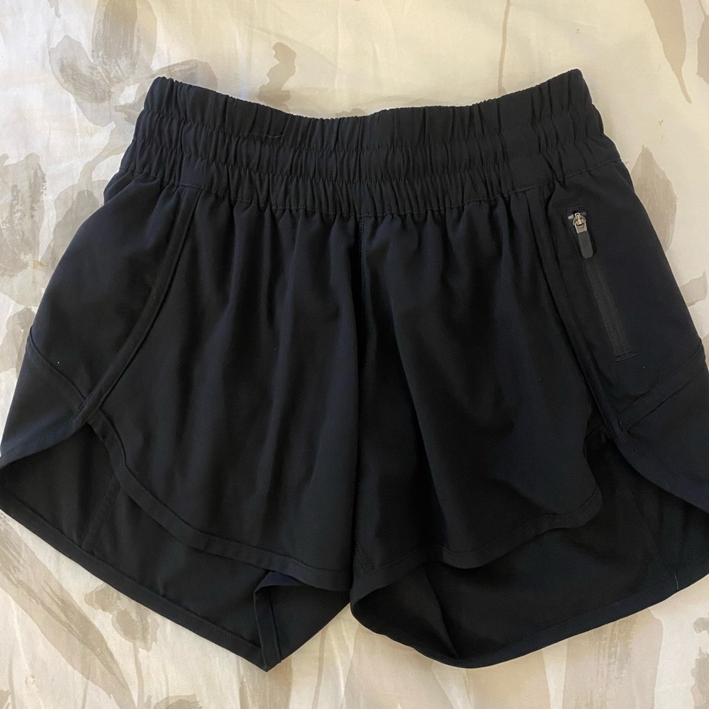 black lululemon shorts
